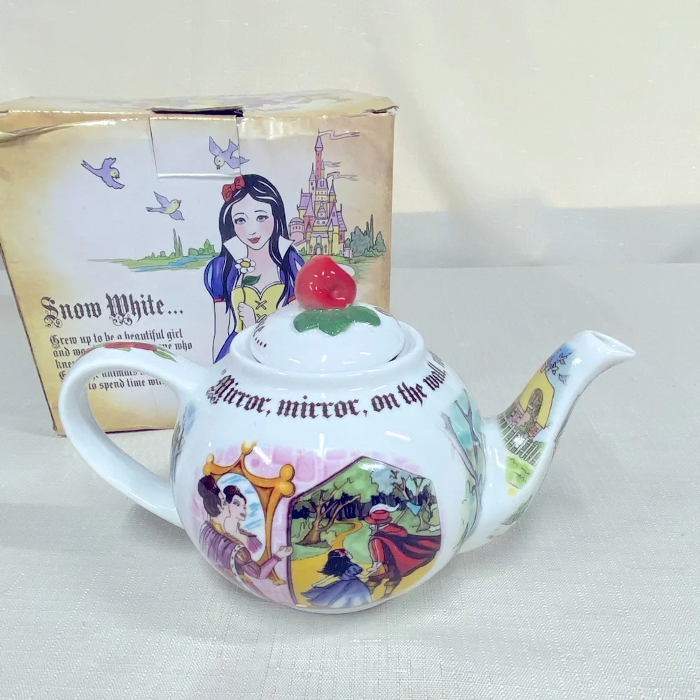 Snow White Teapot by Cardew Design - Picture 2 of 4